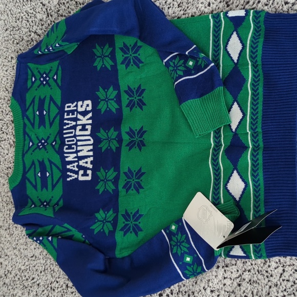 Vancouver Canucks Women's Christmas NHL sweater size Large New - Picture 6 of 10